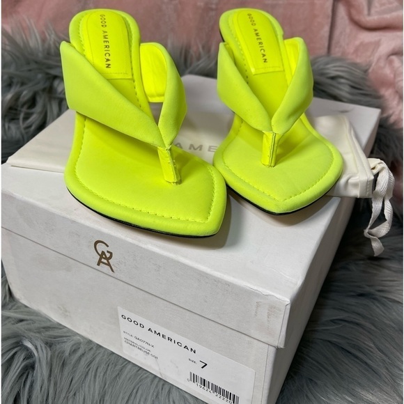 Good American Clear Wedge Thong Sandals in Chartreuse size 7 - Picture 8 of 16